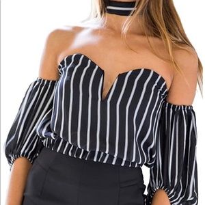 Off shoulders, v neck top